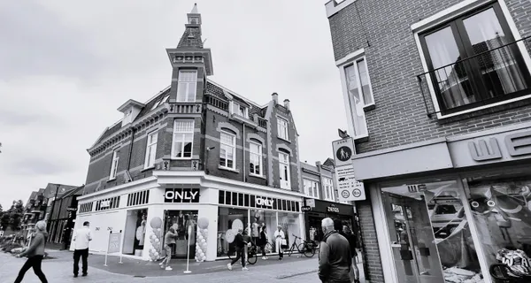 Jansen Group Real Estate is een familiebedrijf dat al ruim twintig jaar actief is in het beheren, verhuren, renoveren en herbestemmen van winkel- en horecavastgoed. Vanuit ons kantoor in Bathmen zijn wij vooral thuis op sterke A1- en A2-locaties in Oost-Nederland, met daarnaast panden in de rest van Nederland en in Duitsland.